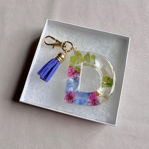 Custom | COLOR CHOICE | Resin Letter Keychain with Dried Flowers – Personalized Gift