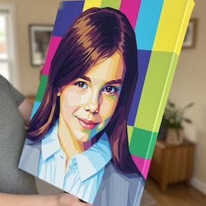 Könnte beinhalten: Ein Porträt im Pop-Art-Stil einer Person mit braunen Haaren, die ein weißes Hemd mit Kragen und einen grauen Blazer trägt. Der Hintergrund ist ein farbenfrohes Rastermuster aus Gelb, Grün, Blau und Rosa. Das Porträt befindet sich auf einer Leinwand.