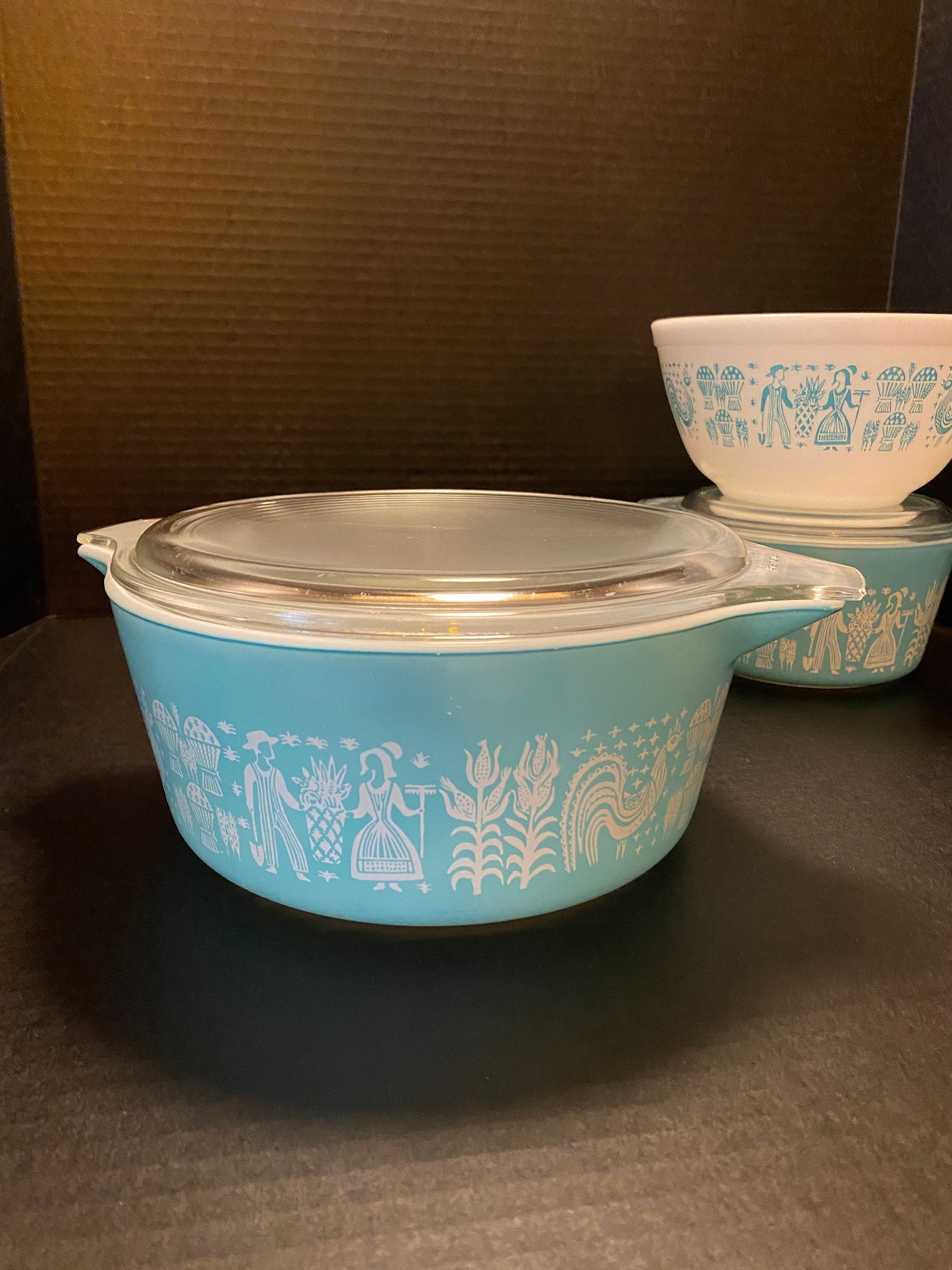 Retro Pyrex 2 1/2 Quart Ronde Ovenschaal met Deksel in het Boterprint patroon