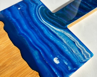 Piatto da portata #1 collezione “Poseidon”, blu/bianco/oro, bambù, resina epossidica, idea regalo