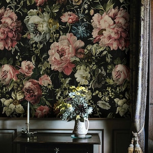 Carta da parati floreale scura vintage con sfondo nero, fiori di lusso, classico murale botanico