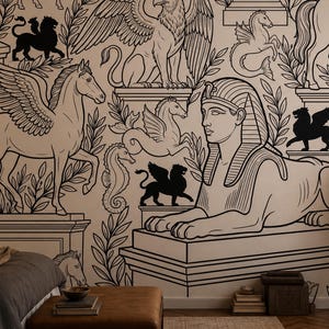Può includere: Un murale di carta da parati con illustrazioni a linee nere di creature mitologiche, tra cui una sfinge, un cavallo alato e un grifone, su uno sfondo beige chiaro con motivi di fogliame decorativo e piedistalli architettonici.