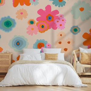 Carta da parati con fiori di margherita, arte floreale colorata, sfondo beige, carta da parati con camomilla rosa, stacca e attacca