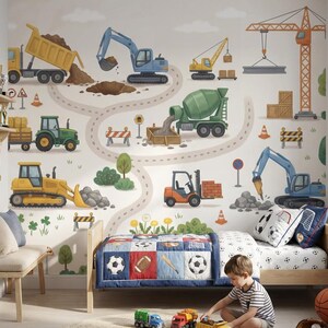 Può includere: Una cameretta a tema costruzioni. La parete presenta un murale di veicoli da cantiere, tra cui un camion ribaltabile, un escavatore e una gru. Un letto in legno con una trapunta e cuscini a tema sportivo si trova di fronte al murale. Un bambino gioca con camion giocattolo.