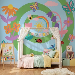 Könnte beinhalten: Ein skurriles Kinderzimmer mit einer hellblauen Wand mit bunten gemalten Blumen, Schmetterlingen und einem Regenbogen. Ein Holzbett mit Baldachin ist mit pastellfarbenen Bettwäsche ausgestattet. Eine Staffelei mit einer Zeichnung und Buntstiften steht daneben.