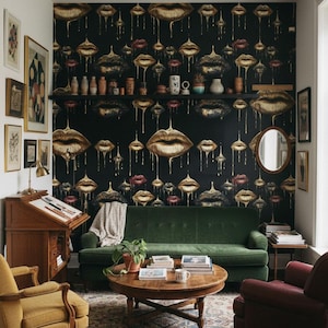 以下が含まれることがあります： 濃い緑色のベルベットのソファ、丸い木製のコーヒーテーブル、2つのアームチェアがあるリビングルーム。焦点は、金と赤の唇のパターンが施された黒い壁紙で覆われた壁です。花柄のラグが床を覆っています。