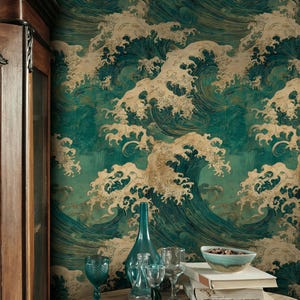 Op de afbeelding: Behang met een patroon van turquoise en gouden golven. Het ontwerp toont grote, gestileerde golven in tinten turquoise en goud, wat een dramatisch en artistiek effect creëert. Het behang bevindt zich op een muur.