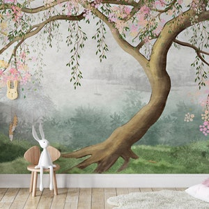 Albero in fiore con rami di salice, un albero nella nebbia con una gru che vola Carta da parati Carta da parati autoadesiva Peel & Stick Fotomurali Decorazione murale