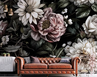 Puede incluir: Un sofá de cuero marrón con botones tapizados se encuentra frente a una pared negra con un gran mural floral. El mural presenta flores blancas, rosas y verdes.