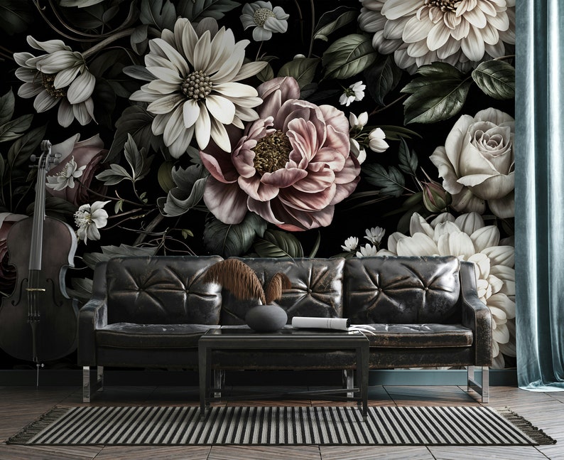 Puede incluir: Un sof&aacute; de cuero negro con un papel tapiz floral con grandes flores rosas, blancas y crema sobre un fondo oscuro.
