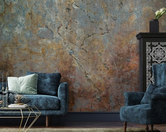Könnte beinhalten: Eine Innenszene mit einem tealfarbenen Sofa und Sessel vor einer strukturierten, mehrfarbigen Wand. Ein goldener geometrischer Couchtisch und ein schwarzer Schrank mit weißem geometrischem Design sind ebenfalls vorhanden.