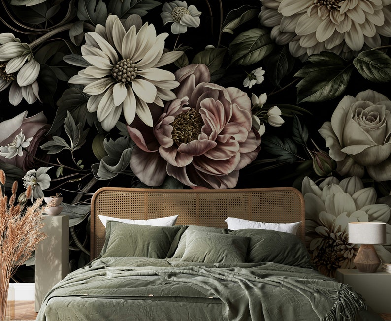 Puede incluir: Una cabecera de cama verde oscuro con un dise&ntilde;o de rat&aacute;n tejido, un edred&oacute;n verde y dos almohadas verdes. La cabecera est&aacute; delante de un papel tapiz floral oscuro con grandes flores blancas, rosas y crema.