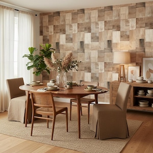 Op de afbeelding: Een eethoek met een ronde houten tafel en vier stoelen. De stoelen hebben stoffen en geweven rugleuningen. De tafel is gedekt met borden en kommen. Een grote plant en een decoratieve vaas zijn ook aanwezig.