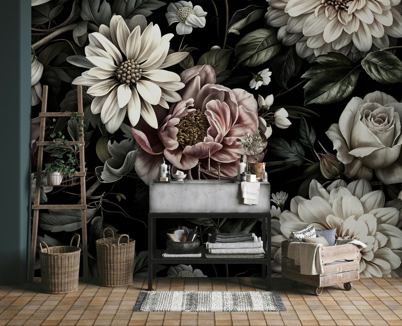 Puede incluir: Un papel tapiz floral oscuro con grandes flores blancas, rosas y crema. El papel tapiz est&aacute; en un ba&ntilde;o con un lavabo, toallas y una caja de madera.