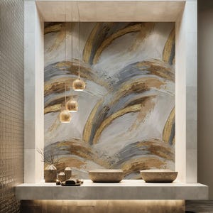 Pode incluir: Design moderno de casa de banho com uma parede texturizada com pinceladas abstratas douradas, cinzentas e brancas. O espa&ccedil;o inclui uma bancada de pedra com duas pias, itens decorativos e lumin&aacute;rias penduradas com tons dourados.