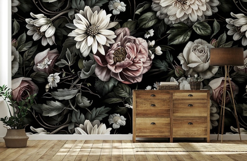 Puede incluir: Un papel tapiz floral oscuro con grandes flores rosas, blancas y crema sobre un fondo negro. El papel tapiz se muestra en una habitaci&oacute;n con una c&oacute;moda de madera y una l&aacute;mpara.