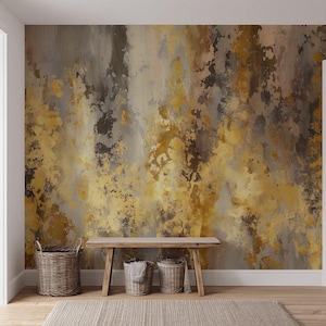 Puede incluir: Un mural abstracto con un diseño texturizado en tonos dorados, marrones y grises. Un banco de madera y cestas tejidas se encuentran frente al mural. Una alfombra neutra y un suelo de madera completan la escena.