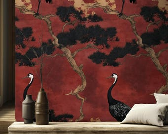 Puede incluir: Papel pintado rojo con un diseño de grullas japonesas. El papel pintado tiene un fondo rojo con pinos y ramas negras, y grullas negras y blancas. La escena recuerda al arte tradicional japonés.