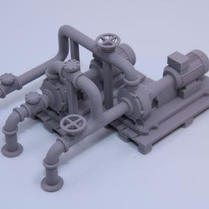 Può includere: Un modello industriale grigio con una complessa disposizione di tubi, valvole e un motore. Il modello include più tubi curvi, valvole circolari e una base rettangolare. Il design suggerisce una pompa o un componente di macchinari.