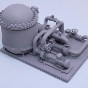 Pode incluir: Modelo cinza impresso em 3D de uma máquina industrial. Possui um tanque cilíndrico com uma parte superior em forma de cúpula, conectado por tubos, válvulas e um motor, tudo montado em uma base retangular.