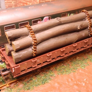 HO Scale Tree Trunk Cargo with Chains – Resin Log Load for Train Diorama – 1:87 – Painted or Unpainted