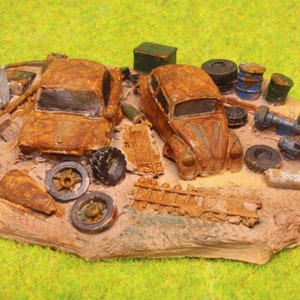 HO Scale 1:87 Miniature Scrapyard with 2 Cars – Resin Junkyard Scene for Model Railroad, Dioramas & Wargaming Terrain