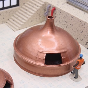 Op de afbeelding: Een set van drie keramische mokken met een gespikkelde, matte afwerking. Elke mok heeft een andere kleur: lichtblauw, crème en grijs. De mokken hebben een eenvoudig, modern ontwerp en een comfortabele handgreep.