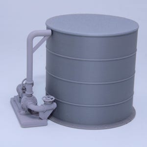 Könnte beinhalten: Ein graues, zylindrisches Lagertankmodell mit horizontalen Rippendetails, das mit einer kleinen Pumpeneinheit mit Ventilrad und Rohrleitungen verbunden ist. Die Basis ist flach und der Text Feisters Miniatures Model 97220 ist sichtbar.