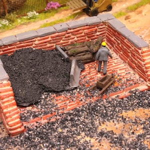 Almacén de carbón de ladrillo a escala HO 1:87 con carga extraíble: detalle de diorama de resina pintado a mano para maqueta de tren o escena de fábrica