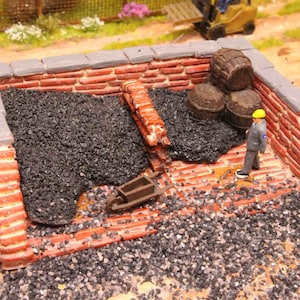 Almacenamiento de carbón en ladrillos a escala HO con barriles. Modelo de resina a escala 1:87 con carga extraíble. Compatible con escala OO. Pintado a mano o sin pintar.