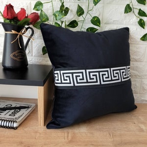 Copricuscino in velluto nero con rifiniture greche, elegante decorazione di tendenza, design d&#39;interni per soggiorno