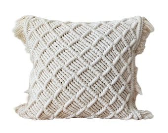 Handgeknoopte macramé kussensloop: boho woondecoratie