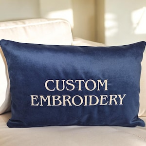 Coussin en velours avec texte personnalisé, coussin à personnaliser, coussin de broderie personnalisé, coussin cadeau personnalisé, coussin cadeau de pendaison de crémaillère
