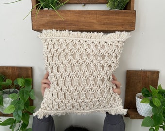Handgemaakte macramé kussensloop: boho woondecoratie met kwastjes