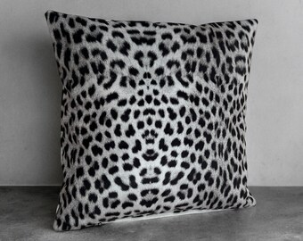 Housse de coussin guépard en velours gris, décoration tendance léopard