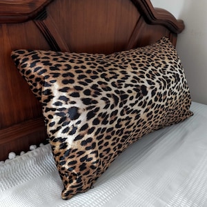 King,Queen Size, Leopard Velvet Bed Runner Set With Decorative Cheetah Pillow Cover-12x20 image 4