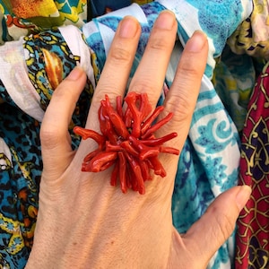 Koraal omzoomde ring, ring van rood koraal, koraal sieraden, verstelbare ring, ring van rood koraal