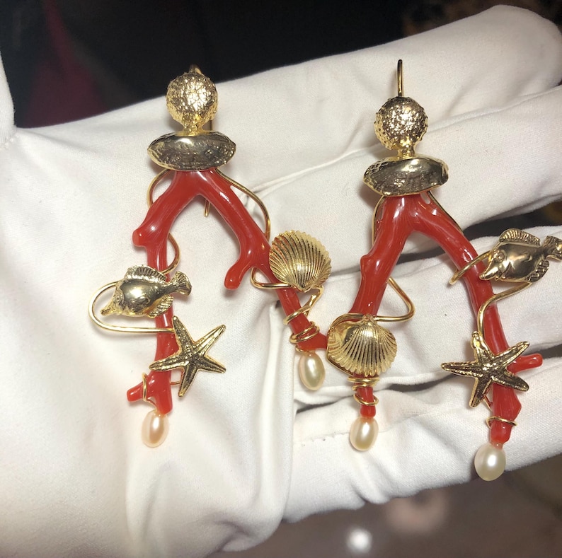 Handgjorda italienska örhängen med röd korallgren med förgyllt silver och detaljer om mikrofusion av marina djur, örhängen med korallgren, röd korall bild 1