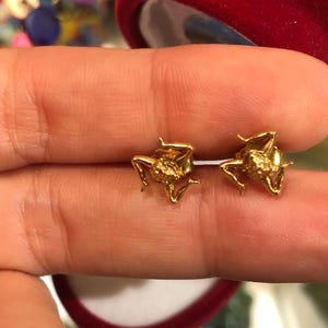 Boucles d&#39;oreilles Trinacria, boucles d&#39;oreilles siciliennes, boucles d&#39;oreilles lobe, boucles d&#39;oreilles italiennes, style sicilien, design sicilien, design trinacria, boucles d&#39;oreilles minimales