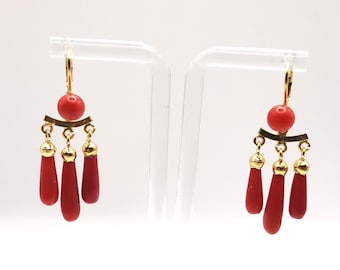 Pendientes colgantes de coral rojo montados en plata 925 con baño de oro