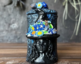 Tarro de boticario de bruja de cristal de sodalita - Hecho a mano para hechizos, hierbas, cristales y decoración de brujas. Gran decoración de altar o regalo de Halloween.