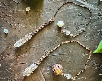 Péndulo de cristal de cuarzo transparente / Herramienta de adivinación envuelta en alambre de cobre — Regalo único para brujas