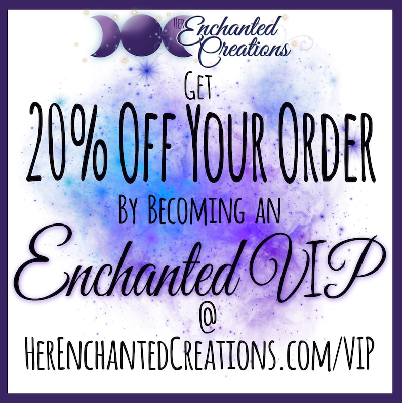 Puede incluir: Un fondo de acuarela morado y azul con estrellas blancas. El texto dice "Obtenga un 20% de descuento en su pedido al convertirse en un VIP encantado @ HEREENCHANTEDCREATIONS.COM/VIP"