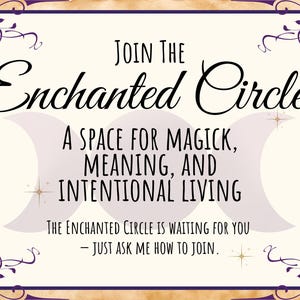 Peut inclure: Une affiche rectangulaire avec un fond cr&egrave;me et une bordure violette orn&eacute;e de volutes dans les coins. Le texte indique : Join The Enchanted Circle, A SPACE FOR MAGICK, MEANING, AND INTENTIONAL LIVING, The Enchanted Circle is waiting for you &ndash; Just ask me how to join. Trois formes de croissant de lune p&acirc;les sont centr&eacute;es derri&egrave;re le texte.