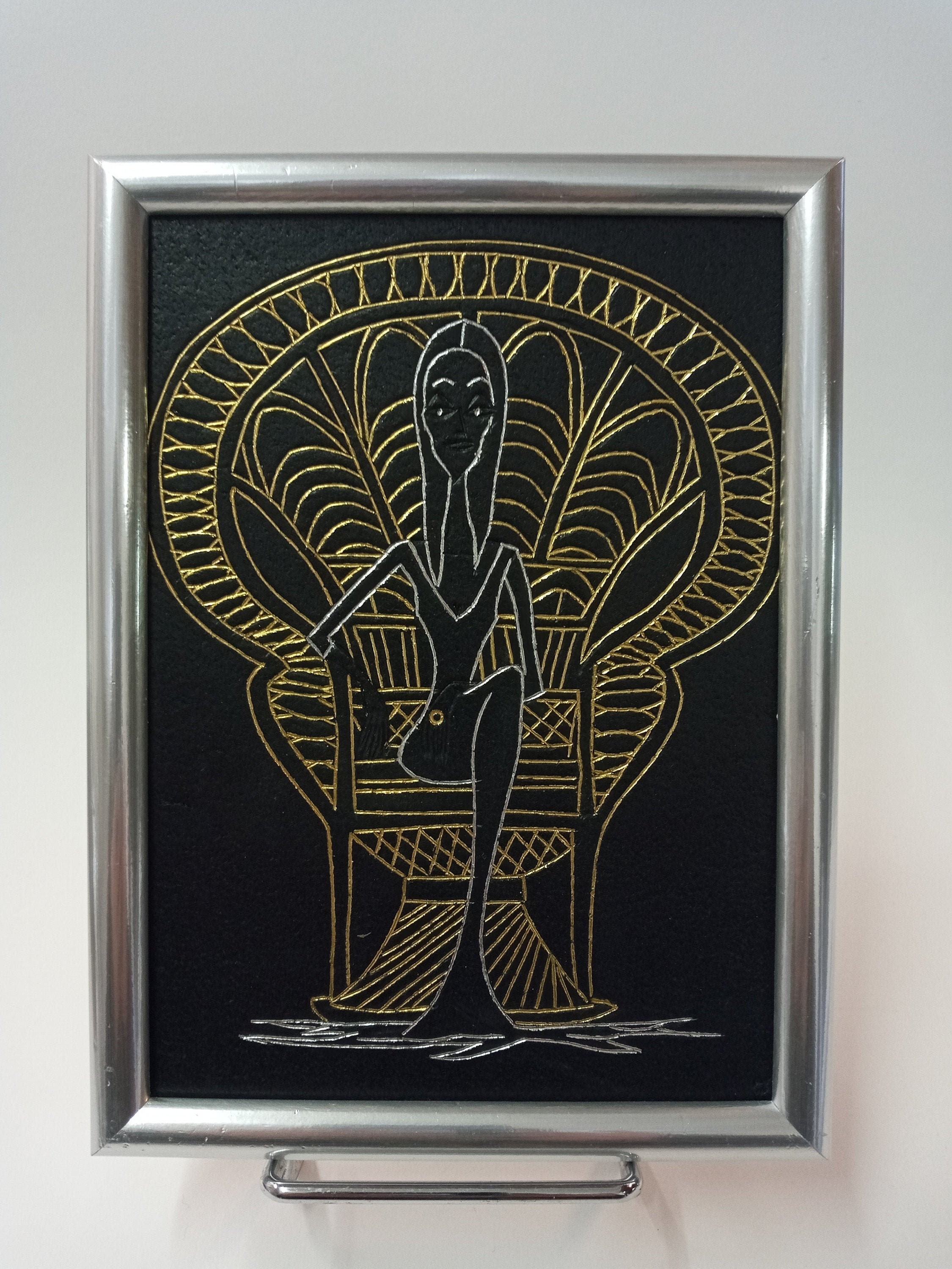 Tableau en Cuir Doré à Chaud Représentant Morticia Addams, Personnage de Charles Addams