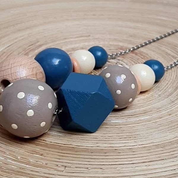 Collier en bois décoré à la main dans des tons de crème bleue, grise et blanche