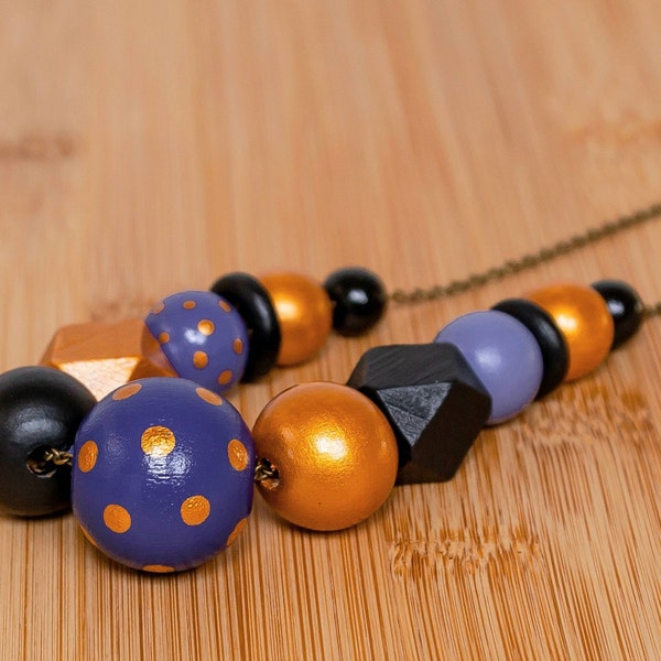 Collana artigianale decorata a mano nei toni del viola - bluette, oro e nero