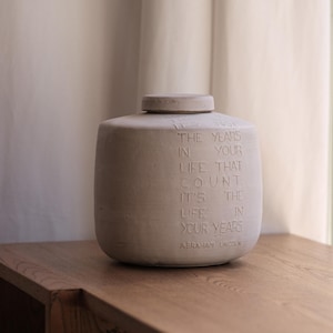 Witte keramische crematie-urn: handgemaakte herdenkingsaandenken met persoonlijk citaat