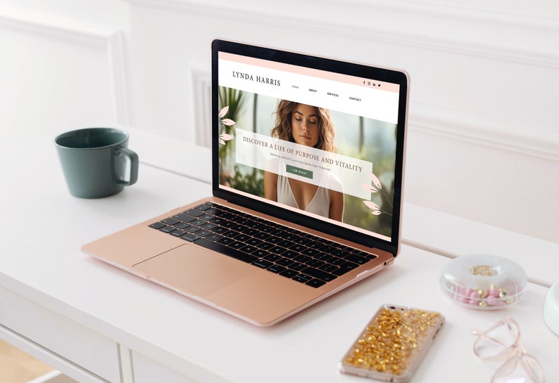 Pode incluir: Um computador port&aacute;til com um exterior rosa e dourado est&aacute; aberto para um site com o texto "LYNDA HARRIS" e "DISCOVER A LIFE OF PURPOSE AND VITALITY". O site apresenta uma foto de uma mulher com cabelo castanho comprido e uma blusa branca.