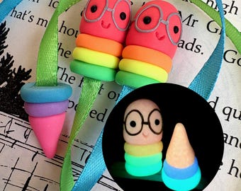 Regenbogen Glühwürmchen Lesezeichen - Glow in the Dark - Handgemacht für Buchliebhaber - Nachtlicht Lesebuddy